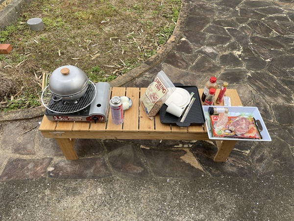 燻製の準備中のコンロとスモークチップ